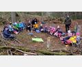 Bild: le
Eine Waldversammlung besonderer Art erlebten die 18 Kinder beim Vortrag von Forstamtmann Sebastian Höllerer.