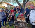 Bild: R. Kreuzer
Das schönste Wetter lockt viele Besucher zum Aufstellen des Maibaumes nach Frauenricht. Die Spezialitäten vom Grill sind heiß begehrt.