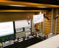 Bild: End Fossil Regensburg
Aktivisten der Gruppe End Fossil hängen ein Banner von der Decke des H2. Das Bild wurde unserer Redaktion von der Organisation End Fossil zur Verfügung gestellt, Bildmaterial aus unabhängigen Quellen liegt uns nicht vor.