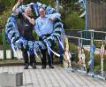 Bild: hcz
Reinhard Hölzl und Karl Polland beim Maibaumaufbau der Stammtische "Höhe 308" und "Höhe 309". Die Zunftzeichen (rechts) schmücken den 15 Meter langen Baum.