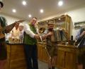 Bild: Houschka
Dorfabend im Dorfwirtshaus mit dem Bürgermeister: Als Christian Ziegler (Zweiter von links) seine Posaune ausgepackt hatte, gab es ein Konzert zusammen mit den drei Männern der "Winterleit'n Muse".