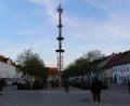 Bild: heb
Nach der Befestigung der Zunftzeichen begrüßten die Tirschenreuther Böllerschützen den Maibaum auf dem Marktplatz.