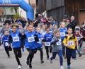 Bild: bö
Es wurde teilweise schon eng auf der Dorfstraße beim Start der Schüler- und Bambini-Klassen zu einer Dorfrunde über die Pucher Straße.