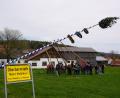 Bild: fvo
Bernriether Feuerwehrmänner stellen Maibaum in Oberbernrieth auf