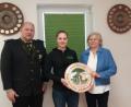 Bild: Hoch/exb
Schützenmeister Martin Alwang und Spenderin Theres Fink gratulierten Scheibengewinnerin Marina Schwendner (Mitte) zum Gewinn.