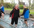 Bild: Hirsch
Die Wassertemperatur von acht Grad machte das Ankneippen zu einem kalten Vergnügen.