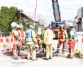 Bild: Fa. Scharnagl/exb
Die Feuerwehren üben eine Schachtrettung auf einer Baustelle in Parkstein.