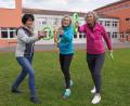 Bild: fvo
Schwingen, bewegen und lächeln ist beim Training mit den Bewegungsringen mit Johanna Grünauer, Doris Völkl und Christine Rupprecht (von links) angesagt. Ab 8. Mai bieten sie in einer Gesundheitskooperation jeweils montags um 18 Uhr und donnerstags um 19 Uhr ein kostenfreies Training für alle Interessierten an.