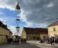 Bild: Leonhard Zintl/exb
25 starke Helfer stemmten in Waldeck den Maibaum in die Höhe.