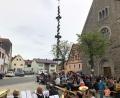 Bild: wro
Der Maibaum in Falkenberg steht bei der Kirche nahe des Rathauses. Am Kirchplatz wurde am 1. Mai auch gefeiert.