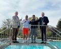 Bild: Marko Pammer/exb
Richard Tischler, Bademeister Hubert Horn, Manuel Becker von der Wasserwacht Nabburg und Frank Zeitler (von links) stießen auf eine gute neue Freibadsaison in Perschen an.