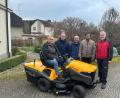 Bild: soj
Bei der Übergabe des neuen Rasentraktors (von links) „Chefmäher“ Heinz Nickl, Kirchenpfleger Stefan Kausler, Kirchenverwaltungsmitglied Rudolf Rubenbauer, Pfarrer Pater Anish George und Norbert Horn.
