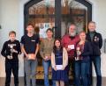 Bild: whü
Herbert Rieß und Natalie Rudolph zeichneten mit Manfred Kauper, Jasmin Selmi, Irene Bauer, Kai Müller und Lukas Rieß (stellvertretend für Laura Rieß, von rechts) die besten Schützen beim Osterschießen mit Pokalen und Gutscheinen aus.
