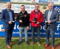 Bild: do
Über die gemeinsame Finanzierung einer Bewässerungsanlage für den A-Platz des SC-Sportgeländes mit Crowdfunding freuen sich VR-Regionalmarktleiter Stefan Schedl, die SC-Vorstände Michael Brüchner und Thomas Mikolei und VR-Geschäftsstellenleiter Richard Götz (von links)