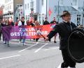 Bild: Hirsch
Musik und Gewerkschaftsjugend marschierten auf dem Weg vom Marktplatz zum Stadtpark voran. Dort fand die DGB-Kundgebung zum 1. Mai statt.