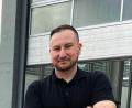 Bild: Leon Karwath
Christian Klein vor seinem BMW. Das Auto baut er derzeit um, ein V12-Biturbo-Motor mit rund 1 500 PS soll darin Platz finden.