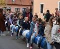 Bild: fla
Auf den letzten Metern dürfen sich die Kinder auf den Baum setzen.