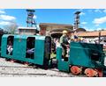 Bild: Förderverein Maffeispiele e.V./exb
Die betagte Grubenbahn drehte nur wenige Runden auf dem Bergwerksgelände, bevor sie zum Bedauern der vielen Kinder wegen eines technischen Defekts liegen blieb.