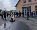 Bild: Kinderhaus Pusteblume/exb
Vor dem Feuerwehrgerätehaus durften die Erzieherinnen selbst mit dem Feuerlöscher gegen Flammen vorgehen.