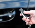 Symbolbild: Sina Schuldt/dpa
"Keyless go" bedeutet, der Autoschlüssel muss nicht mehr ins Tür- und Zündschloss gesteckt werden, um die Tür zu öffnen und loszufahren – es reicht, wenn der Schlüssel in der Nähe des Fahrzeugs ist.