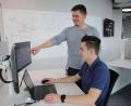 Bild: Sara Neidhardt
Tobias Schemberg (stehend) hat bei der BHS Corrugated seinen Traumjob gefunden.
