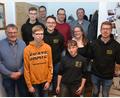 Bild: dob
Florian Meißner (hinten, Mitte) ist der neue geistliche Begleiter der KLJB Oberlind. Darüber freuen sich die gleichberechtigten Vorsitzenden Paulus Kellner (rechts) und Manuel Bäumler (Fünfter von links), genauso wie Pfarrvikar Ronald Liesaus (hinten, rechts) und Gemeindereferentin Theresa Glaser (rechts).