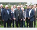 Bild: bnr
Viele Gratulanten überbrachten Altbürgermeister Alois Seegerer (Mitte) die besten Glückwünsche zu seinem 80. Geburtstag.