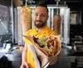 Bild: jut
Einmal Döner, bitte! Der Döner ist mittlerweile das beliebteste Fast-Food der Deutschen – noch vor der Bratwurst. Entsprechend heiß wird deswegen über die aktuellen Preise diskutiert. In "Musti's Kebap" in Weiden kostet ein Döner sechs Euro. In manch anderen Läden in der Oberpfalz liegt der Preis noch viel höher.