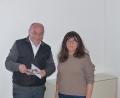 Bild: hme
Gerhard List (links) verabschiedete Ursula Fischer (rechts) als Jugendbeauftragte. Ein kleines Geschenk durfte nicht fehlen.