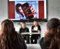 Bild: lue
Tom Fiebiger und Michelle Glas sind ausgebildete Medientutoren und halten eine Schulstunde über Cybermobbing in der fünften Klasse an der Fichtelnaabtal-Mittelschule.