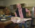 Bild: ubb
Metzger Matthias Siller präsentiert eine gewaltige Schweinekeule, die es beim jüngsten Taubenmarkt im ATS-Heim in Mitterteich zu gewinnen gab.