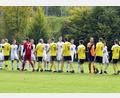 Archivbild: Hubert Ziegler
Abklatschen vor dem Hinspiel (0:1) zwischen dem SV Raigering (weiße Trikots) und dem SV Hahnbach. Das Rückspiel könnte das vorerst letzte Duell der beiden Mannschaften in einem Punktspiel sein.