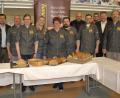 Bild: Bäckerinnung Amberg-Sulzbach
Ehrengäste und Bäcker präsentieren das Kürbiskernbrot in seinen Varianten als Brot des Jahres.