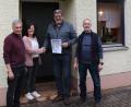 Bild: mrr
Zweiter Bürgermeister Josef Weinfurtner (links), Michaela Hetzenecker und Dietmar Popp vom TC Rieden ehrten Helmut Bauer (Zweiter von rechts) für 40 Jahre Mitgliedschaft beim Tennsiclub Rieden.
