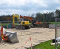 Bild: dob
Weiterhin steht schweres Gerät auf jenem Feld in Pfrentsch bei Waidhaus, wo vor knapp einem Monat ein Passant das Ölleck in der "Mero-Pipeline" entdeckte.