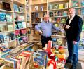 Bild: Gabi Schönberger
Eckhard Bodner (li.) hat in den vergangenen Tagen Gespräche mit Berthold Kellner, Geschäftsführer der Lebenshilfe Kreisvereinigung Tirschenreuth e. V., geführt. Die Buchhandlung in Pressath wird weiterhin bestehen bleiben.