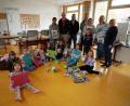 Bild: gz
Der CSU-Ortsverband und die Junge Union überraschen zusammen mit der Elternbeiratsvorsitzenden Nicole Kleber die Kinder der Ganztagsschule.