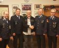 Bild: Klaus Grötsch/exb
Reinhard Zintl (Mitte) durfte sich an seinem 70. Geburtstag über viele Glückwünsche freuen – unter anderem auch von einer Abordnung der Feuerwehr. Von links Zweiter Kommandant Patrick Ernstberger und Zweiter Vorsitzender Helmut Dostler sowie vorn rechts Kommandant Klaus Grötsch und Vorsitzender Berthold Ernstberger.