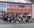 Bild: Susanne Engelhardt/exb
35 Mädchen und Buben haben jetzt an der Grundschule in Poppenricht erfolgreich ihre Radfahrprüfung absolviert. Zwei von ihnen bekamen sogar einen Ehrenwimpel überreicht.
