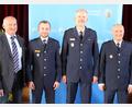 Bild: Polizeipräsidium Oberpfalz/exb
Werner Linhart (rechts) ist der Nachfolger von Dominik Höfner (Zweiter von links). Den Amtswechsel vollzog Polizeivizepräsident Thomas Schöniger (Dritter von links). Links im Bild Personalrat Franz Eichenseher.