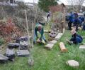 Bild: hmr
Bei einem gemeinsamen Projekt mit dem Obst- und Gartenbauverein haben die sechsten Klassen der Realschule im Stiftland in Waldsassen eine Benjeshecke angelegt.