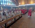 Bild: fpoz
Bischof Dr. Rudolf Voderholzer freute sich über den sehr guten Besuch in der neuen Kirche Sankt Sebastian in Waldershof. Er dankte den Verantwortlichen vor Ort für die hervorragende Organisation und die Mitgestaltung des Gottesdienstes.  