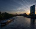 Symbolbild: Boris Roessler/dpa
Ein Schiff fährt bei Sonnenuntergang an der EZB in Frankfurt vorbei.