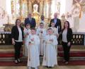 Bild: exa
Die Tischmütter Karina Müller (links) und Christine Starosky (rechts) haben die Kommunionkinder Samuel Starosky, Ben Müller, Konstantin Filbinger, Josef Müller und Fabio Wegmann auf ihren großen Tag vorbereitet. Mit auf dem Bild sind Bürgermeister Hubert Kraus (hinten, von links), Pfarrer Julius Johnrose und Pfarrgemeinderatssprecher Robert Bauer.
