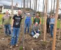Bild: no
Die ersten Arbeiten im Jahresablauf des Gartenbauvereins Illschwang sind das Aufstellen der Hopfenstangen und das Jäten von Unkraut. Mit dabei der neue Vorsitzende Wolfgang Stowasser (links) und sein Vorgänger Lorenz Geitner (Zweiter von rechts).