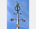 Bild: nza
Krummennaaber Maibaum mit Wappen quer zum Stamm.