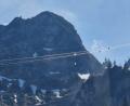 Bild: Bergwacht Bayern/BW Bergen/dpa
Ein Gleitschirmflieger hängt in den Seilen einer Seilbahn in Oberbayern. Der Mann hatte sich an der höchsten Stelle der Hochfelln-Seilbahn in Bergen im Chiemgau rund 80 Meter über dem Boden mit seinem Fluggerät in den Stahlseilen verfangen.