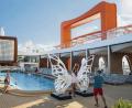 Bild: Celebrity Cruises/dpa
Ein großer weißer Schmetterling fällt am Pool der „Celebrity Edge“ ins Auge. Das Werk „Dream Machine“ stammt vom Künstler Rubem Robierb und ist laut Reederei eines von mehr als 4000 Kunstobjekten an Bord des Schiffes.