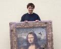 Bild: Krapf (privat)
Stefan Krapf zeigt einen Teil des Mona-Lisa-Plakats, das nun Gegenstand eines erneuten Rechtsstreits zwischen ihm und den Granitwerken Baumann ist.