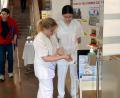 Bild: gac
Mitarbeiterinnen des St.-Anna-Krankenhauses demonstrieren die korrekte Desinfektion der Hände.